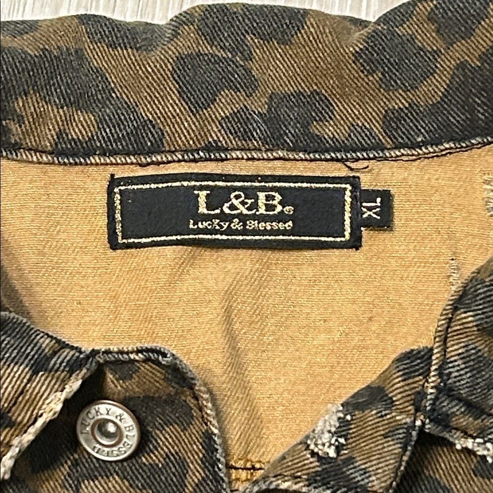 L&B Lucky & Blessed Distressed Leopard Denim Shirt Jacket Sz XL - Picture 2 of 8